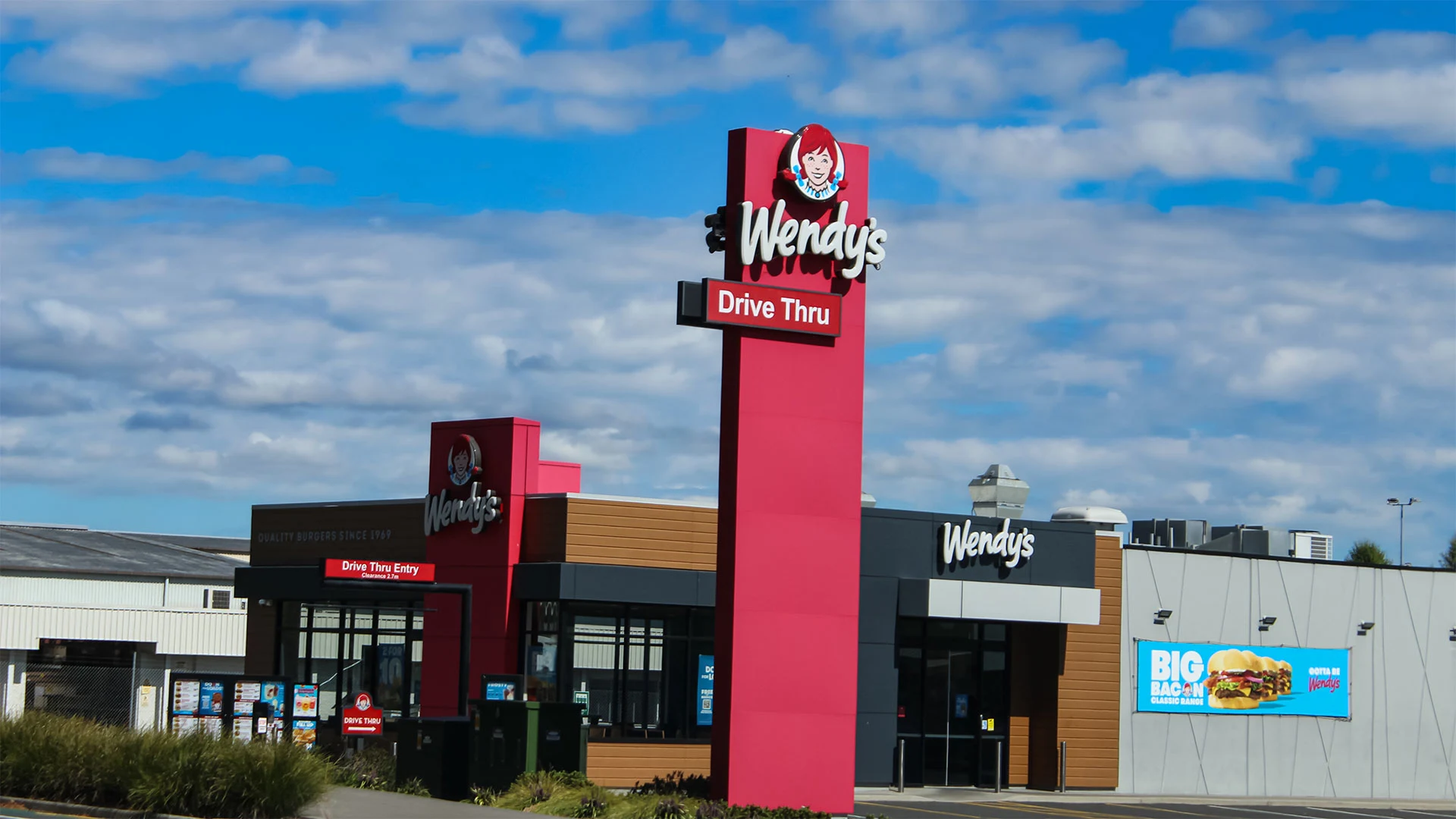 ウェンディーズが米国174店舗を閉鎖、それでも株価が上がった理由