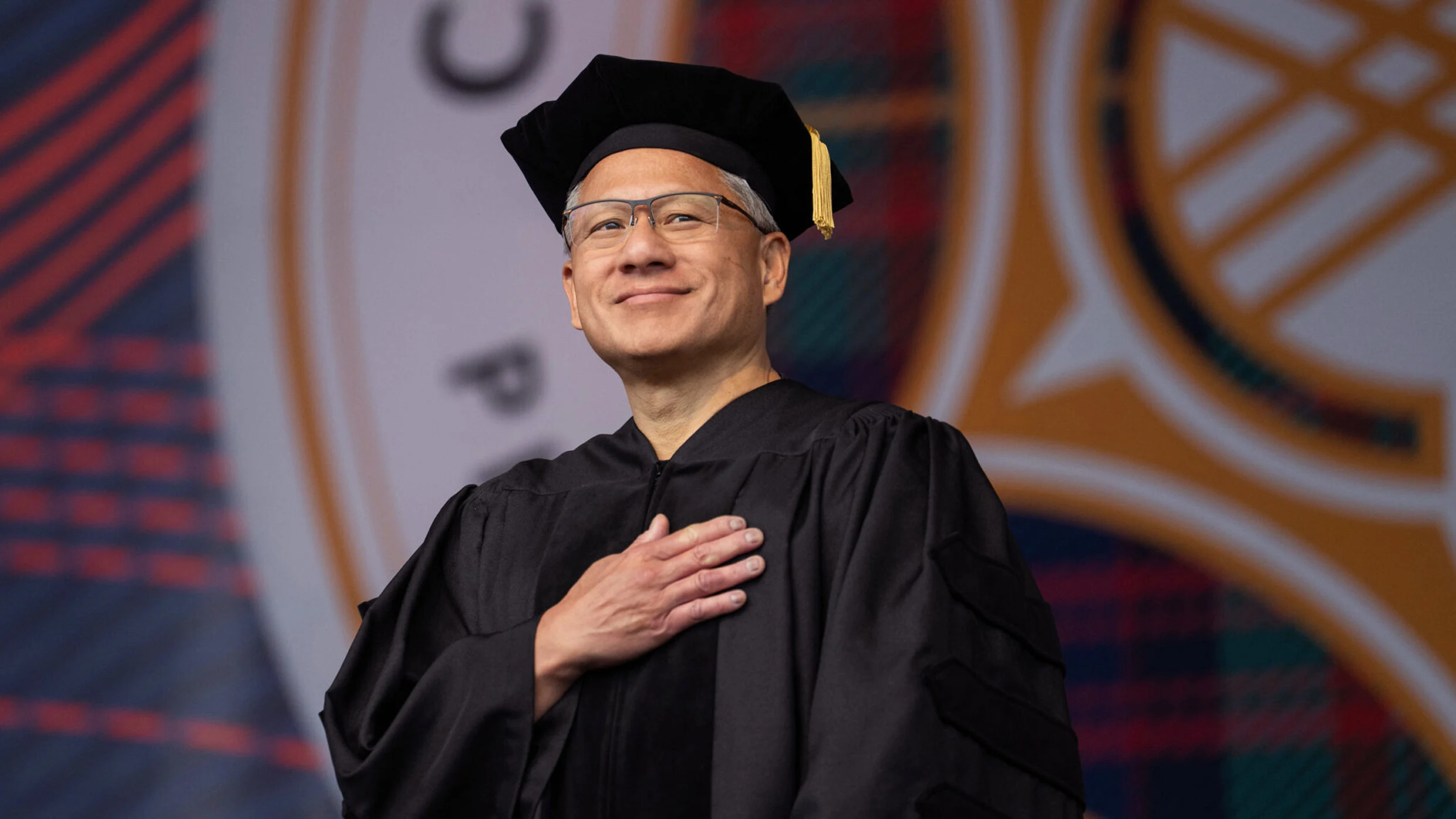 エヌビディアCEO「AIに向かって走れ」と卒業訓示、別の大学ではブーイング