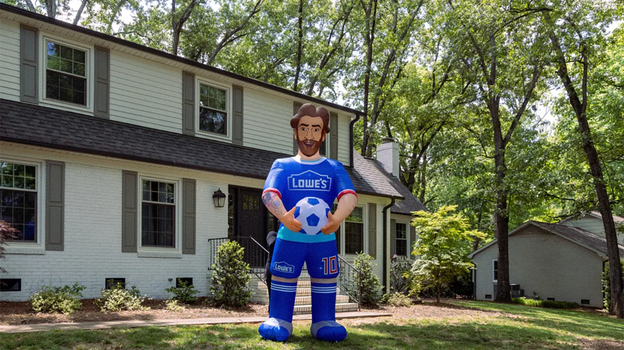 米ホームセンター大手がメッシ人形5,200体限定発売、W杯で加速する「庭デコ」市場