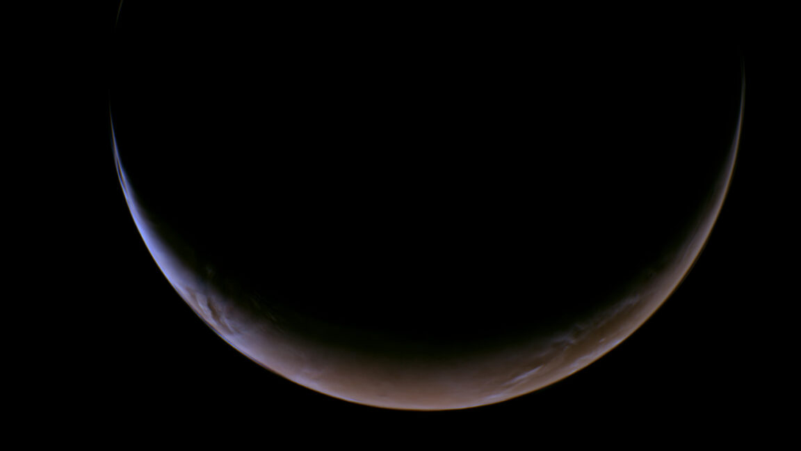 NASAサイキ探査機が火星撮影、地球から見えない「三日月の火星」を初公開