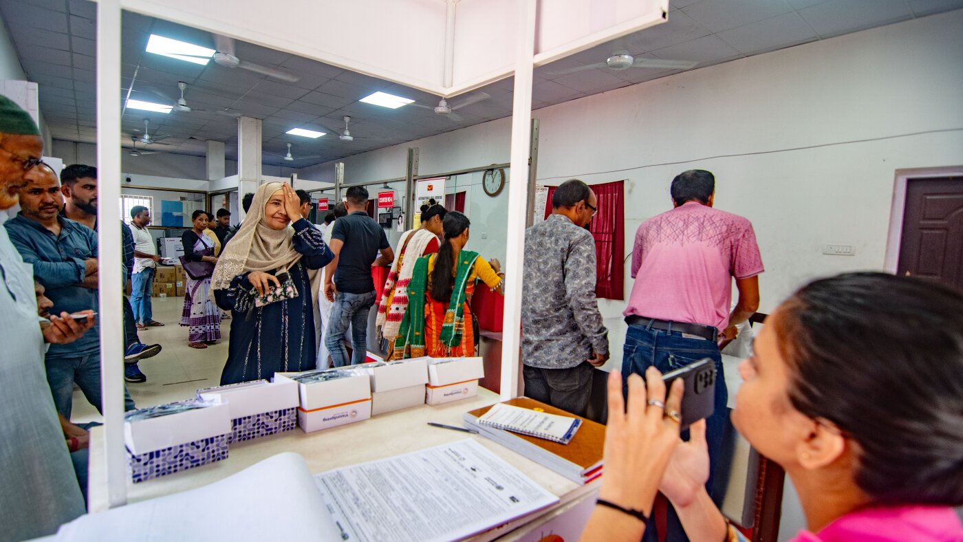インドの郵便局で無料の視力検査、5,000人が受けた老眼鏡の配布実験