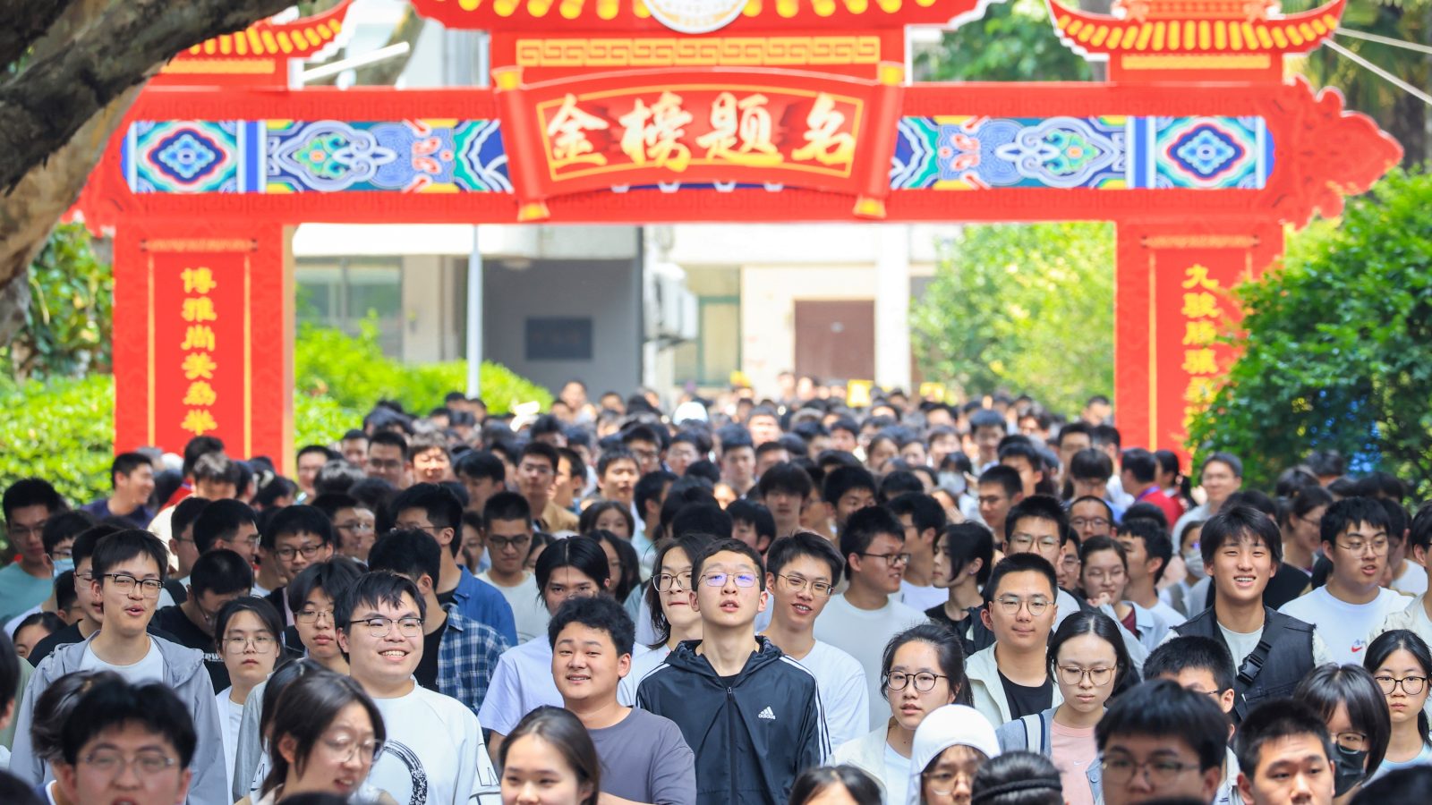 中国の受験生がAIで大学選択。アリババが2,300万件の志望校リストを生成