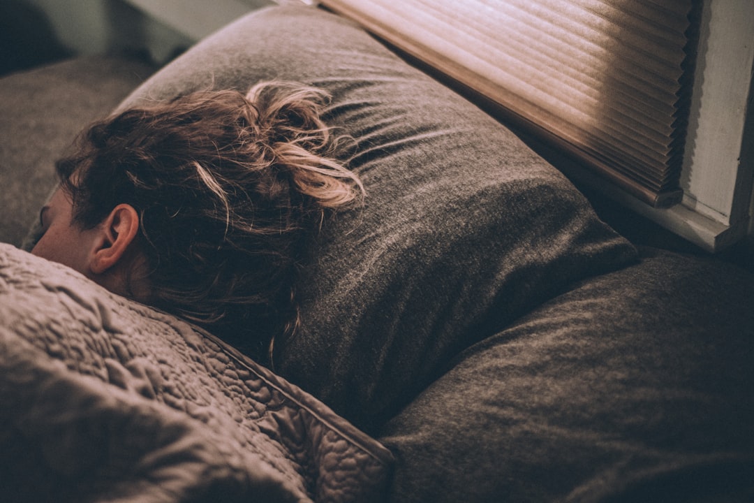 メタのSNSは「依存症」か法廷で審理。単なる夜スクロールとの見分け方チェック